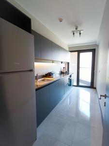 A kitchen or kitchenette at Luxury Fully Equipped 3BR 2BA Apartment by Siena Suites