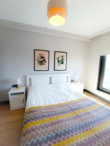 A bed or beds in a room at Luxury Fully Equipped 3BR 2BA Apartment by Siena Suites