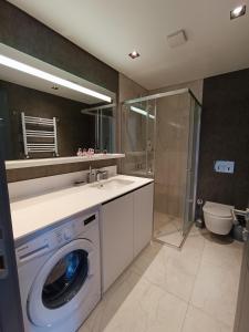 A bathroom at Luxury Fully Equipped 3BR 2BA Apartment by Siena Suites