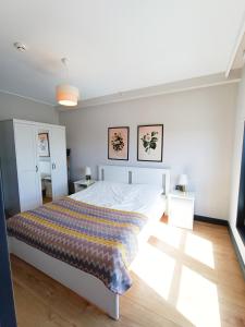 A bed or beds in a room at Luxury Fully Equipped 3BR 2BA Apartment by Siena Suites