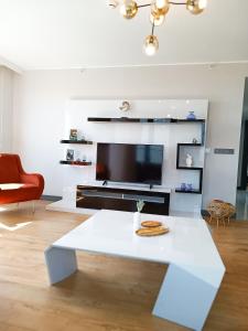 A television and/or entertainment centre at Luxury Fully Equipped 3BR 2BA Apartment by Siena Suites
