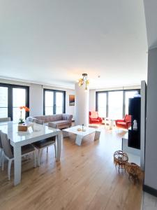 イスタンブールにあるLuxury Fully Equipped 3BR 2BA Apartment by Siena Suitesのリビングルーム(ソファ、テーブル付)