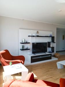 A television and/or entertainment centre at Luxury Fully Equipped 3BR 2BA Apartment by Siena Suites