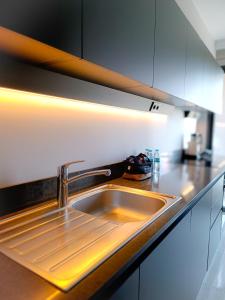 A kitchen or kitchenette at Luxury Fully Equipped 3BR 2BA Apartment by Siena Suites