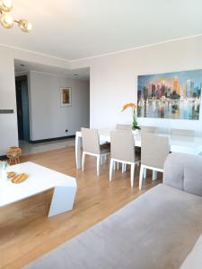 A seating area at Luxury Fully Equipped 3BR 2BA Apartment by Siena Suites