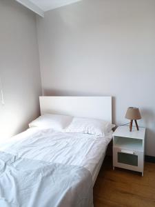 A bed or beds in a room at Luxury Fully Equipped 3BR 2BA Apartment by Siena Suites