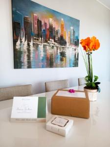 A seating area at Luxury Fully Equipped 3BR 2BA Apartment by Siena Suites