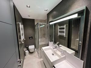 A bathroom at Luxury Fully Equipped 3BR 2BA Apartment by Siena Suites