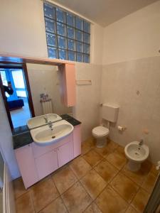 A bathroom at meschihouse - Piani dei Resinelli 2001
