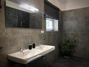 łazienka z umywalką i lustrem w obiekcie Mezonetový apartmán s terasou na samotě v lese w mieście Vlkava
