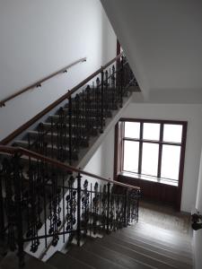 una escalera en un edificio con ventana en Jugendstil Garconniere, en Viena