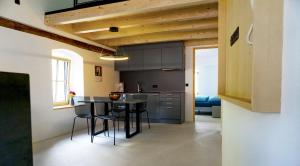 a kitchen with a table and chairs in a room at Mareinhof Vetzan-Apples,apartments&more in Silandro