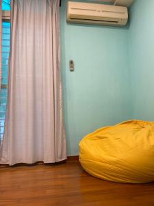 una cama sentada en una habitación junto a una ventana en Wangs Hostel, en Tainan