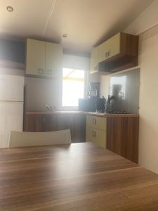 Η κουζίνα ή μικρή κουζίνα στο CAMPING LE PHARE D OPALE mobile home L07