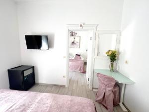 een slaapkamer met een bed, een bureau en een spiegel bij Bed&Breakfast Sorgo Palace in Ston