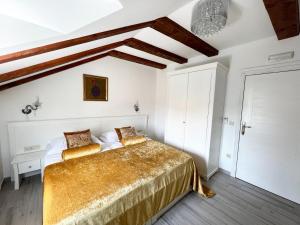 - une chambre avec un lit doté d'un couvre-lit doré dans l'établissement Bed&Breakfast Sorgo Palace, à Ston