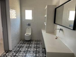 A bathroom at Voras Villa Panagia Beach