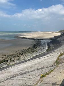 ル・ポルテルにあるCAMPING LE PHARE D OPALE mobile home L07のギャラリーの写真