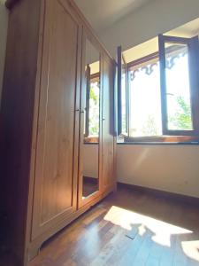 una stanza vuota con porte e finestre in legno di Cascina Govean ad Alpignano