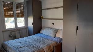 サヴォーナにあるCasetta Sonayの小さなベッドルーム(ベッド1台、窓2つ付)が備わります。