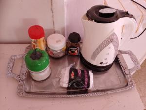 uma bandeja com um liquidificador e outros itens de cozinha em B&B at Palestinian home / Beit Sahour em Belém