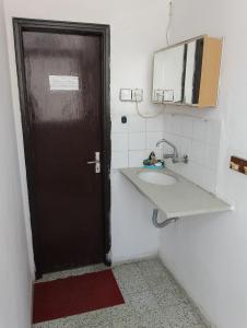 baño con puerta negra y lavamanos en B&B at Palestinian home / Beit Sahour en Bethlehem