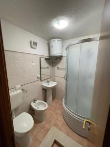 La salle de bains est pourvue d'une douche, de toilettes et d'un lavabo. dans l'établissement Costa Saracena Sole, Mare e Relax, à Augusta