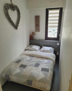 Postel nebo postele na pokoji v ubytování O logis du Port