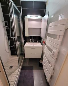 Koupelna v ubytování O logis du Port + 22 fotografií