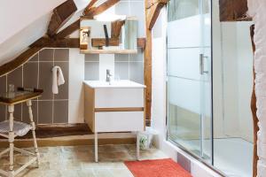 une salle de bain avec un lavabo et une douche dans l'établissement Domaine de Planchoury, à Saint-Michel-sur-Loire 37 autres photos