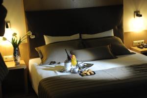 een slaapkamer met een bed met een dienblad met eten erop bij Kristonia Hotel Suites in Kilkís