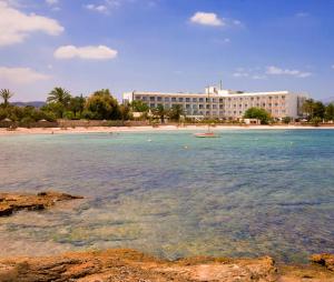 a beach with a large building in the background at Sunprime Pollensa Bay in Alcudia