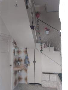 uma casa de banho com armários brancos e um lavatório em B&B at Palestinian home / Beit Sahour em Belém
