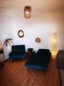 Suite Zen y Cueva Refugio的休息区