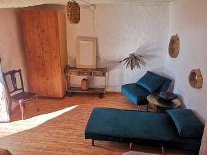Suite Zen y Cueva Refugio的休息区