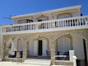 Casa grande con balcón y mesa. en Apartmani Meštrović, en Drage