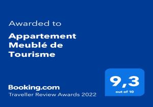 Ett certifikat, pris eller annat dokument som visas upp på Appartement Meublé de Tourisme