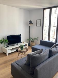 salon z kanapą i telewizorem w obiekcie La Casita del Río - Riverside Home w mieście Cuenca