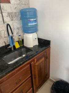 Una encimera de cocina con un fregadero y una jarra de agua. en Casa aconchegante com piscina em Tiradentes, en Tiradentes 21 fotos más
