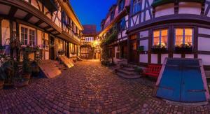 a cobblestone street in an old building at night at Apartment am Kirchplatz in Appenweier