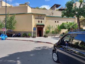 ein auf der Straße vor einem Gebäude geparkt in der Unterkunft Riad Andalib in Fès