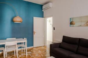 a living room with a table and a couch at Alla Mappa, meraviglioso appartamento con vista in Venice