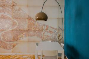 威尼斯的住宿－Alla Mappa, meraviglioso appartamento con vista，一张白色的桌子和椅子,位于一个地图的房间