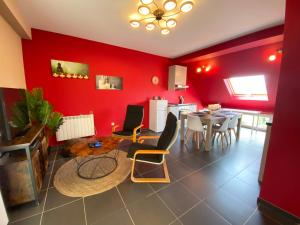 Posezení v ubytování Cosy 2-Bedroom Apartment in the center of Hotton