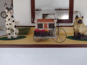 un estante con dos figuritas de un gato y un carro en Precioso apartamento en San Vicente de O Grove, en San Vicente de O Grove