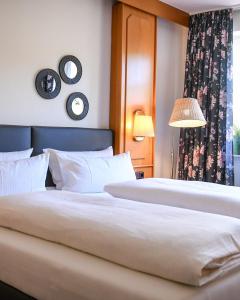 A bed or beds in a room at Hotel Mainblick Garni