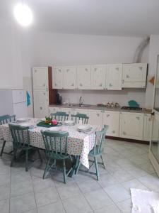 cocina con mesa y sillas en MaRo Apartment, en Cala Liberotto