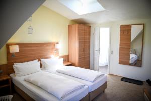 A bed or beds in a room at Hotel Mainblick Garni