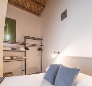 Postel nebo postele na pokoji v ubytování PALAZZO TRIGONA DEPENDANCE