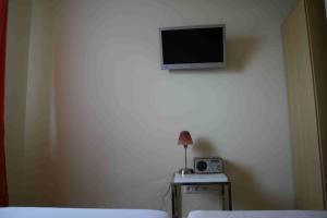 Televisyen dan/atau pusat hiburan di Übernachtung bei Michael - Ferienwohnung Rostock +10 gambar